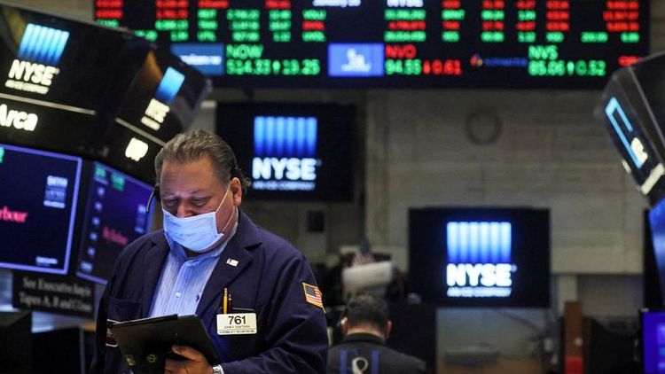 Wall Street inicia con leve alza, mercados atentos a crisis de Ucrania