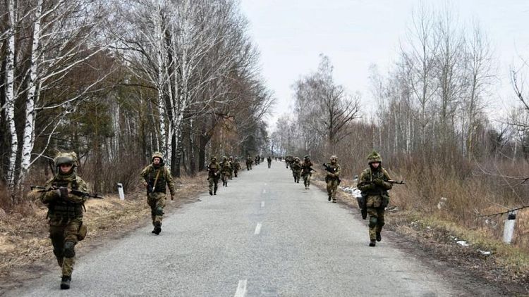 أوكرانيا ترصد 12 انتهاكا لوقف إطلاق النار من المتمردين صباح السبت