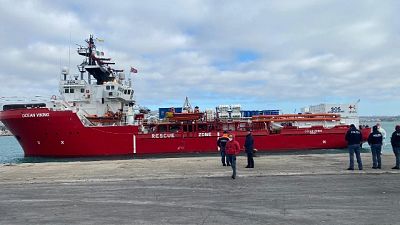 Al via operazioni di sbarco,sulla nave della Ong anche 54 minori Al via operazioni di sbarco,sulla nave della Ong anche 54 minori
