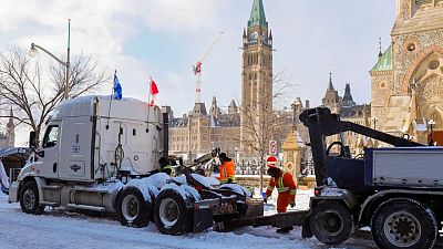 الشرطة الكندية تعتقل عشرات لإبعاد المتظاهرين عن منطقة البرلمان