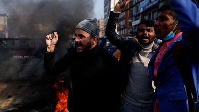 شرطة نيبال تطلق الغاز المسيل للدموع لتفريق محتجين على مشروعات تمولها أمريكا