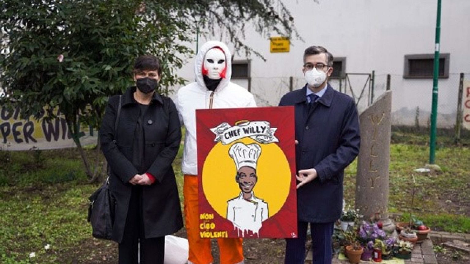 Ragazzo vestito da chef: 'Non servo cibo ai violenti'