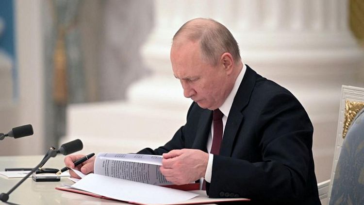 El reconocimiento de Putin de las regiones rebeldes enfrenta a Rusia a nuevas sanciones
