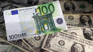 El euro se acerca a la paridad con el dólar, bolsas recuperan la calma