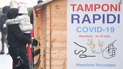 Nuovi casi da 2.502 a 1.692. Dieci i morti, +6 rispetto a ieri Nuovi casi da 2.502 a 1.692. Dieci i morti, +6 rispetto a ieri