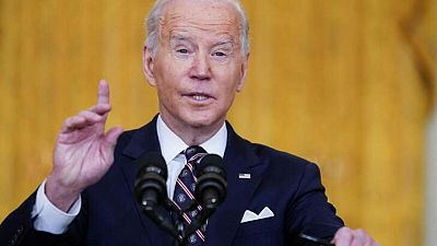Biden anuncia primer tramo de sanciones EEUU a Rusia, que apunta a bancos y a la deuda
