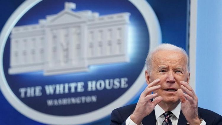 Biden dice que Estados Unidos apoya al pueblo ucraniano, Congreso ovaciona