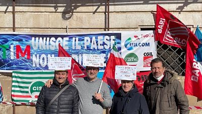 Lavoratori in piazza con i sindacati contro scorporo rete