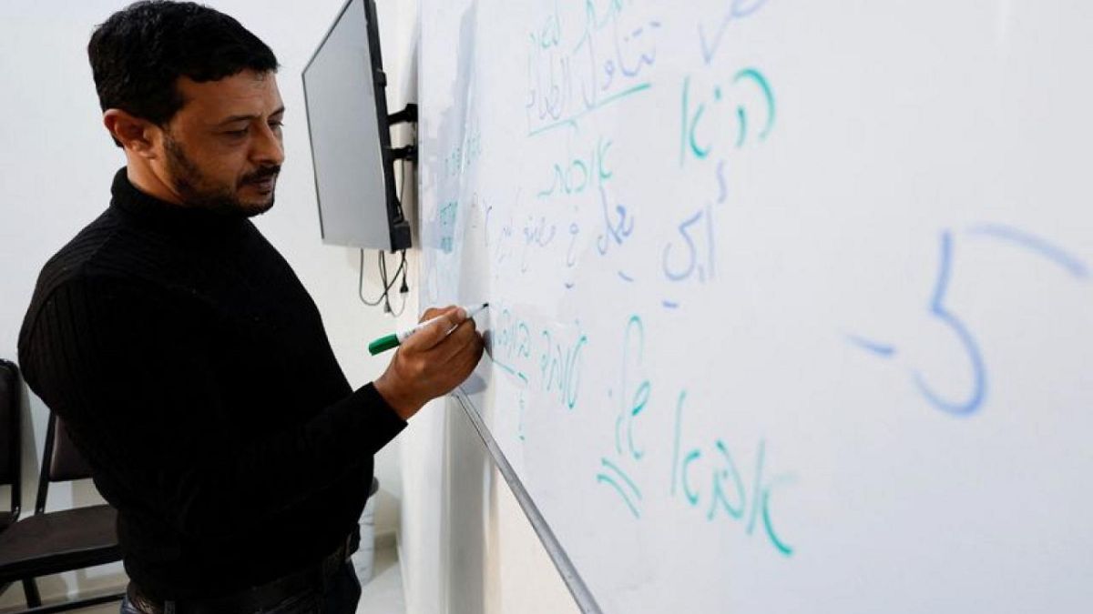 زيادة الطلب على دروس اللغة العبرية في غزة مع تخفيف إسرائيل لقيود العمل