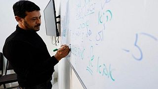 زيادة الطلب على دروس اللغة العبرية في غزة مع تخفيف إسرائيل لقيود العمل