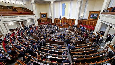 برلمان أوكرانيا يقر إعلان حالة الطوارئ