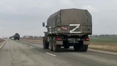 شاهد: رتل عسكري روسي في القرم يتحرك نحو الشمال