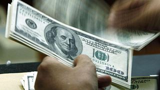 الدولار يهبط مع اتجاه المتداولين لإعادة تقييم سياسة مجلس الاحتياطي الاتحادي