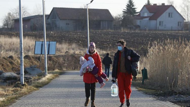 Grupos de ucranianos huyen a Polonia, dejando atrás pertenencias y mascotas
