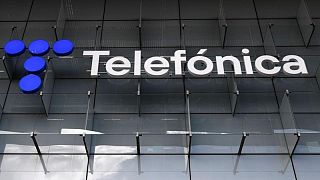 Telefónica negocia vender una participación mayoritaria de su red de fibra en Perú - Expansión