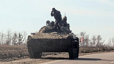 عربات عسكرية أوكرانية تدخل كييف مع اقتراب القوات الروسية