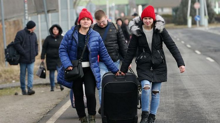Arrastrando maletas, ucranianos se dirigen a Hungría en busca de seguridad