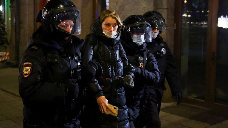 وكالة: الشرطة تبدأ اعتقال متظاهرين في حشد مناهض للحرب في موسكو