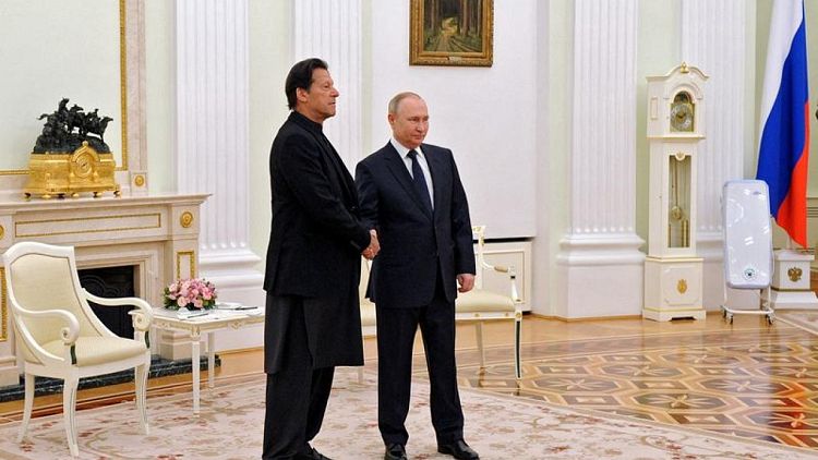 رئيس وزراء باكستان يبدي قلقه من تداعيات أزمة أوكرانيا خلال اجتماع مع بوتين