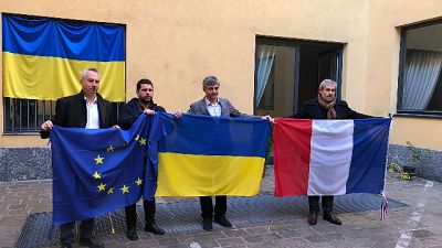 In solidarietà all'Ucraina, ricevuti e scambio di bandiere In solidarietà all'Ucraina, ricevuti e scambio di bandiere
