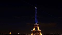 شاهد: برج إيفل يضيء بلوني علم أوكرانيا تضامنا مع شعبها بعد هجوم روسيا