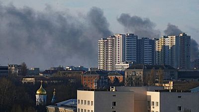 Las fuerzas rusas golpean Ucrania por tercer día, Interfax dice que capturan la primera ciudad