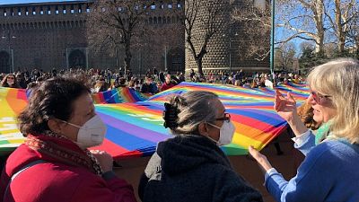 Lunga bandiera arcobaleno apre manifestazione con tanti ucraini Lunga bandiera arcobaleno apre manifestazione con tanti ucraini