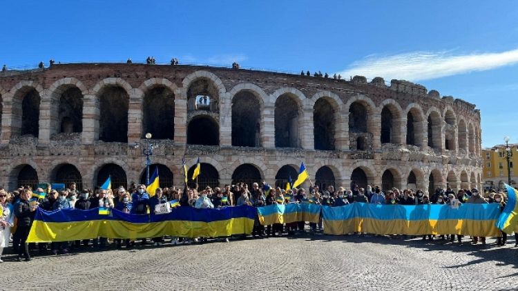 Manifestazione davanti all'Arena di Verona