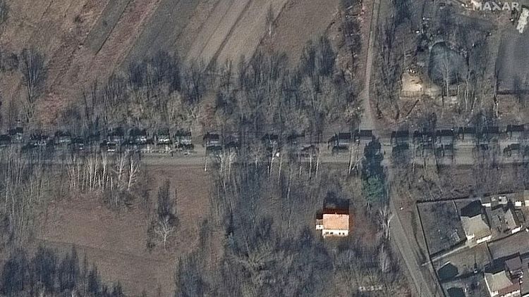 Las fuerzas terrestres rusas se acercan a Kiev con un convoy que se extiende por kilómetros: Maxar