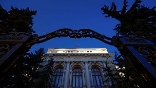 El banco central ruso intenta limitar las consecuencias de las sanciones