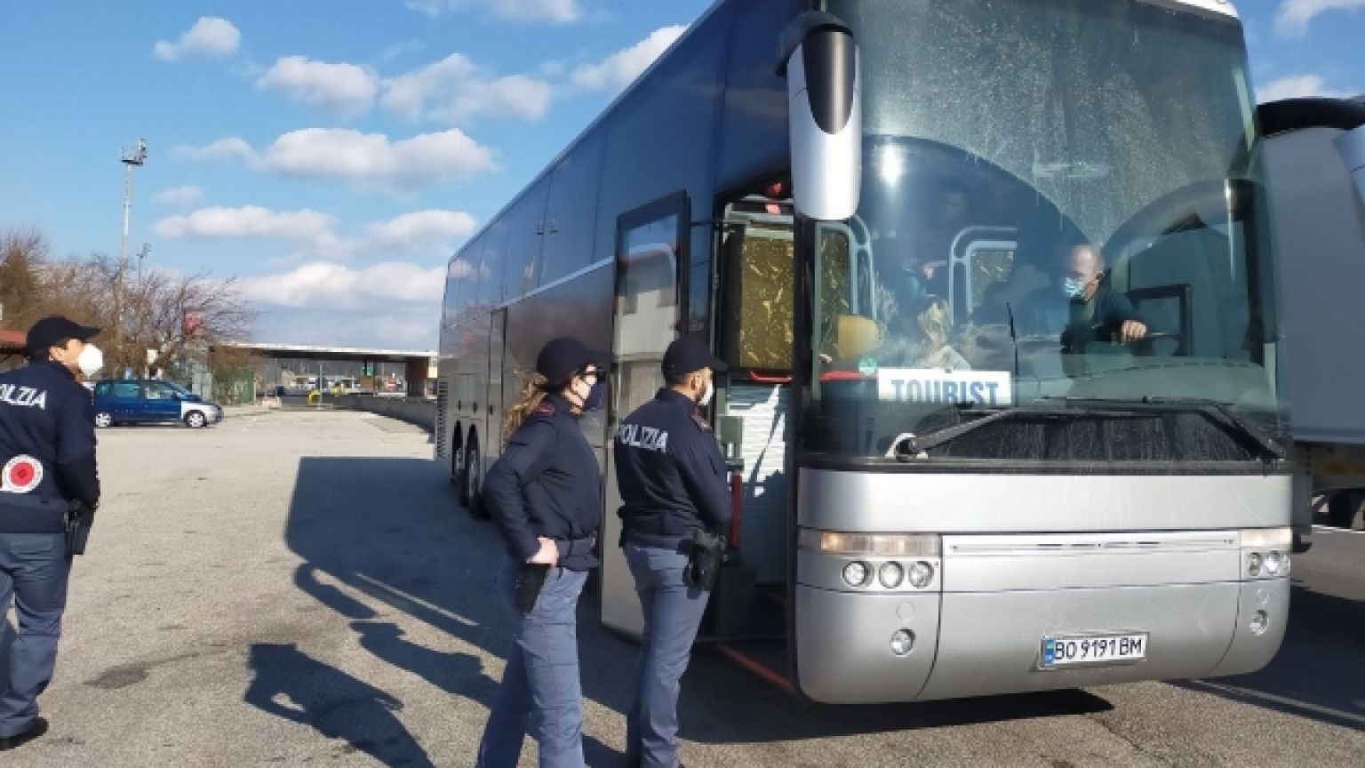Famiglie e traffico di furgoni che fanno sorta di servizio taxi