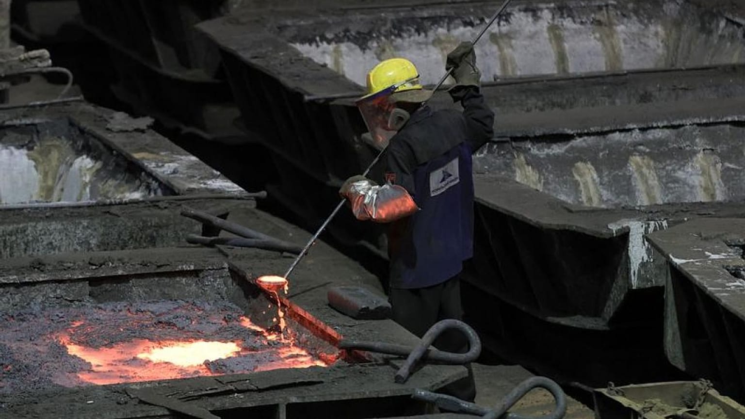 Paladio se acerca a récord por Ucrania; el oro se mantiene sobre 2.000 dólares