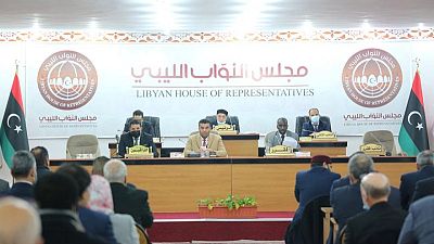 البرلمان الليبي يدعم حكومة جديدة مع تصاعد الأزمة