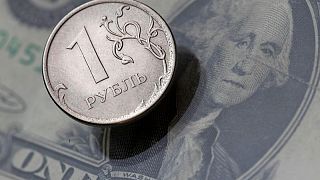 الكرملين: بوتين يحظر تصدير العملات الأجنبية من روسيا التي تتجاوز 10 آلاف دولار