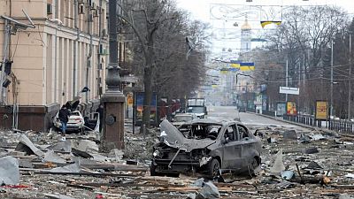 Rusia captura mayor ciudad hasta la fecha; Biden encabeza la ovación a Ucrania