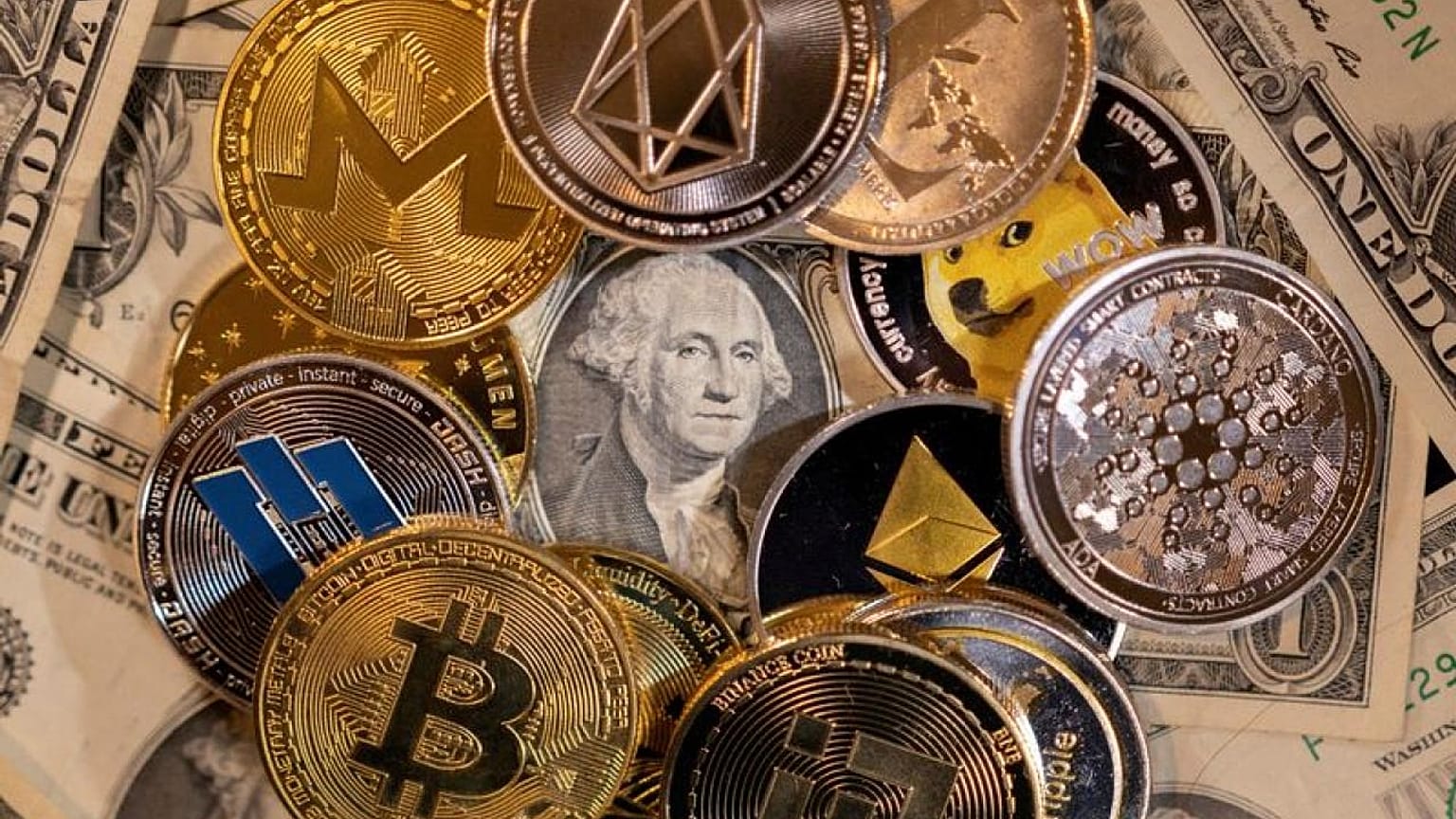 Analysis-Crypto exchanges won't bar Russians, raising fears of sanctions backdoor
