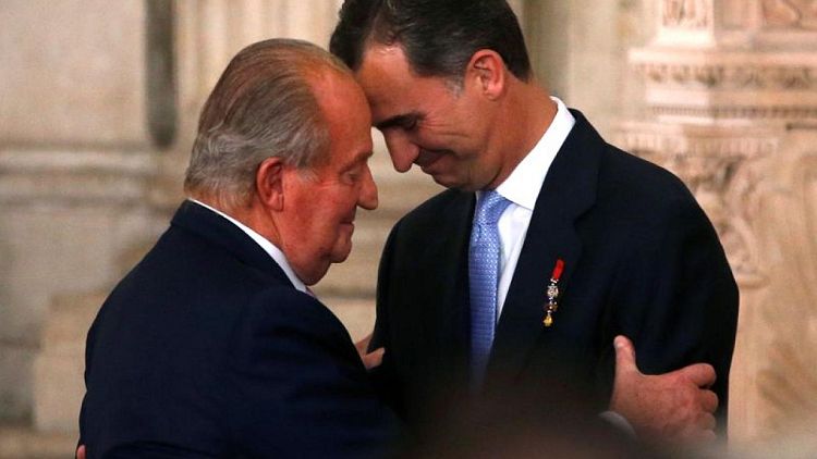 ملك إسبانيا السابق خوان كارلوس يزور بلاده بعد عامين في المنفى
