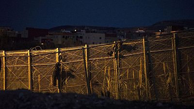 Cientos de migrantes escalan por segundo día la valla de Melilla