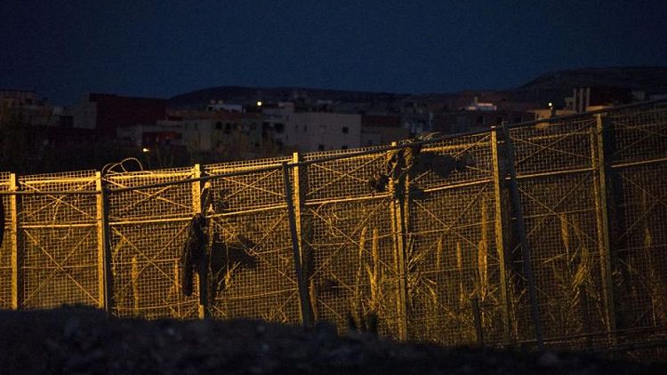Cientos de migrantes escalan por segundo día la valla de Melilla
