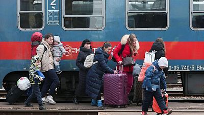 La marea de refugiados ucranianos crece, mientras la ONU dice que ha huido ya un millón