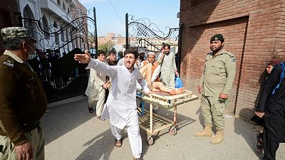 مسؤول: ارتفاع عدد ضحايا انفجار مسجد في باكستان إلى 56 قتيلا و194 مصابا