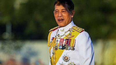 الحكم بالسجن على تايلاندي بتهمة إهانة الملكية لوضعه ملصقا على صورة الملك