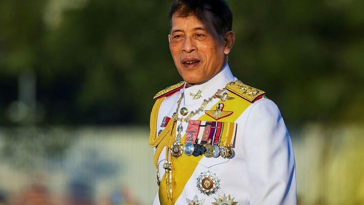 الحكم بالسجن على تايلاندي بتهمة إهانة الملكية لوضعه ملصقا على صورة الملك