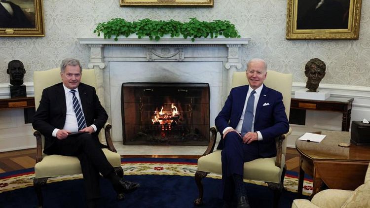 بايدن ورئيس فنلندا يتفقان على تعزيز العلاقات الأمنية