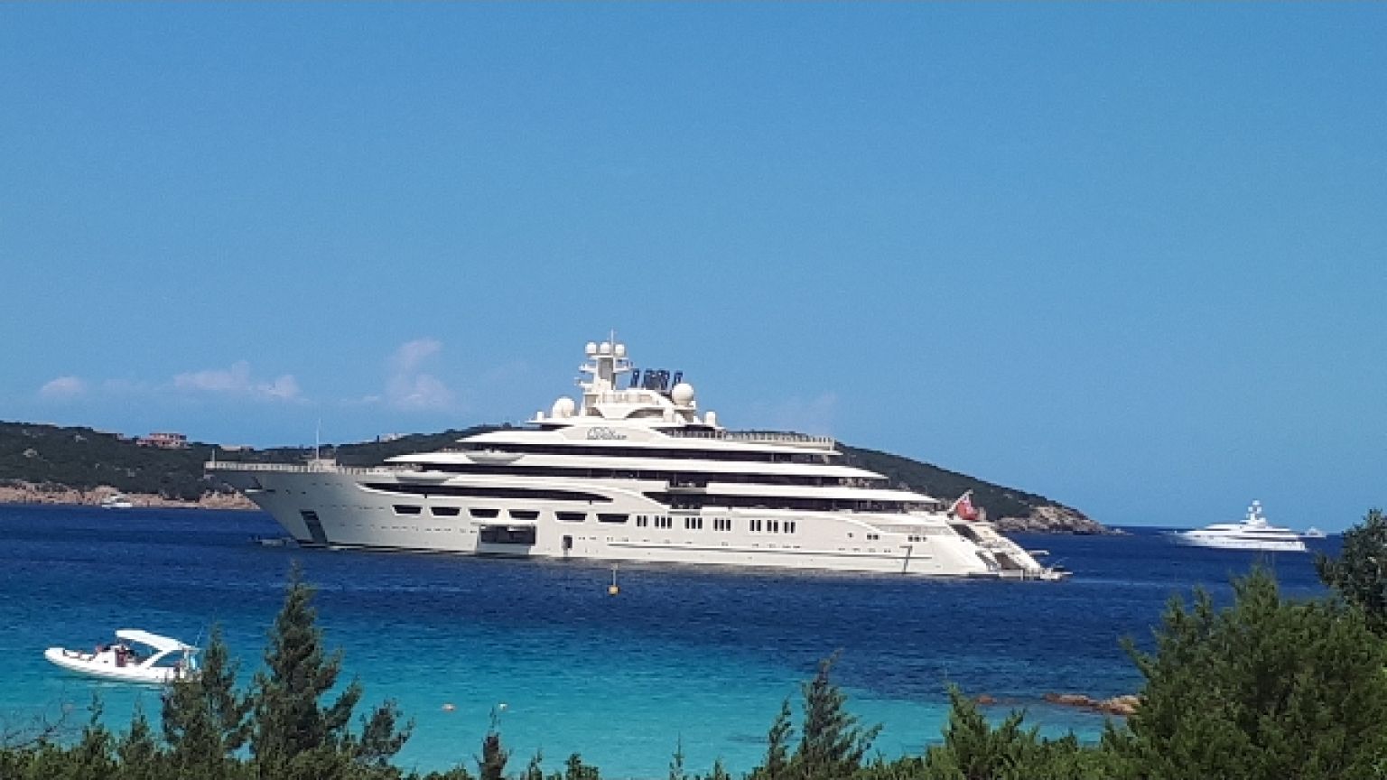 Il mega yacht Dilbar è stato bloccato nel porto di Amburgo