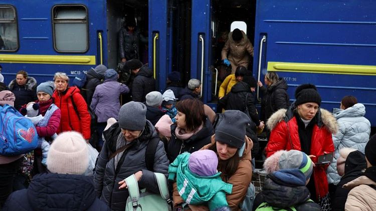 قطارات الإجلاء تتدفق على لفيف بغرب أوكرانيا لنقل آلاف الفارين من جحيم الحرب