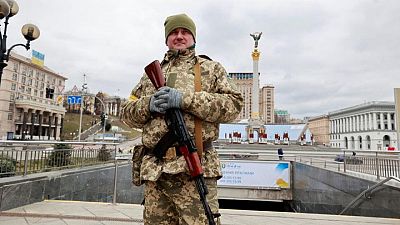 تعزيز الدفاعات حول العاصمة الأوكرانية مع اقتراب القتال من المدينة