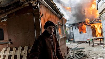 Residentes que huyen de una ciudad cercana a Kiev quedan atrapados en un bombardeo