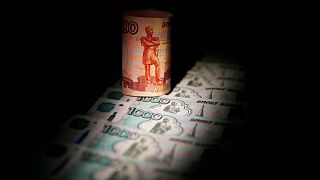 El rublo ruso cae a un nuevo mínimo histórico en el mercado exterior