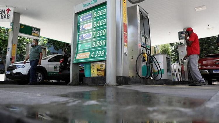 Bolsonaro dice que paridad entre los precios locales y mundiales de los combustibles debe terminar